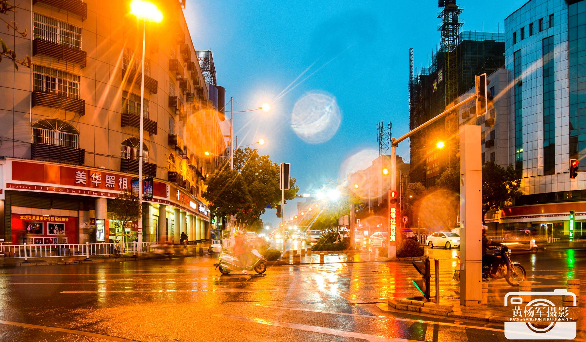 街灯无惧冷雨风图片