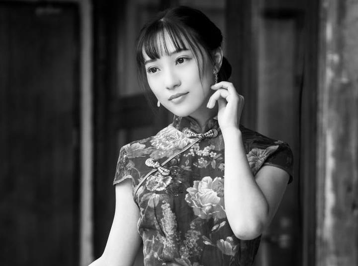 民国美女都喜欢穿旗袍,高开叉旗袍会方便吗?答案很简单