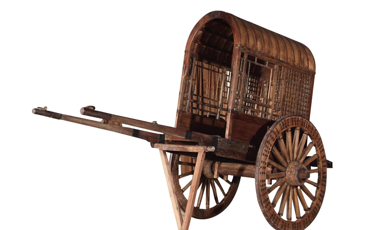 装有顶棚,车两侧帮围木格式,木车轮以铁箍加固,以嵌铁铆钉,工艺精湛