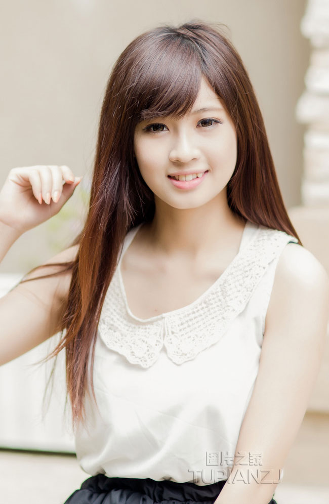 可爱虎牙女孩图片长发飘飘让人爱