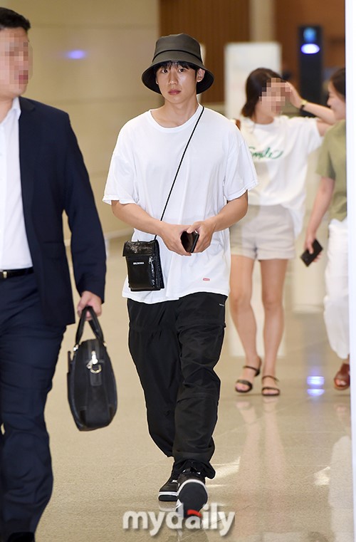 韩国艺人丁海寅结束国外行程飞回仁川机场