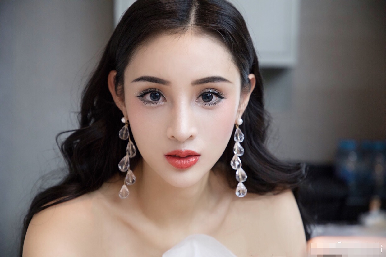 真人版焰灵姬请车模吴春怡出演,高度还原动漫特别是身材也太好了