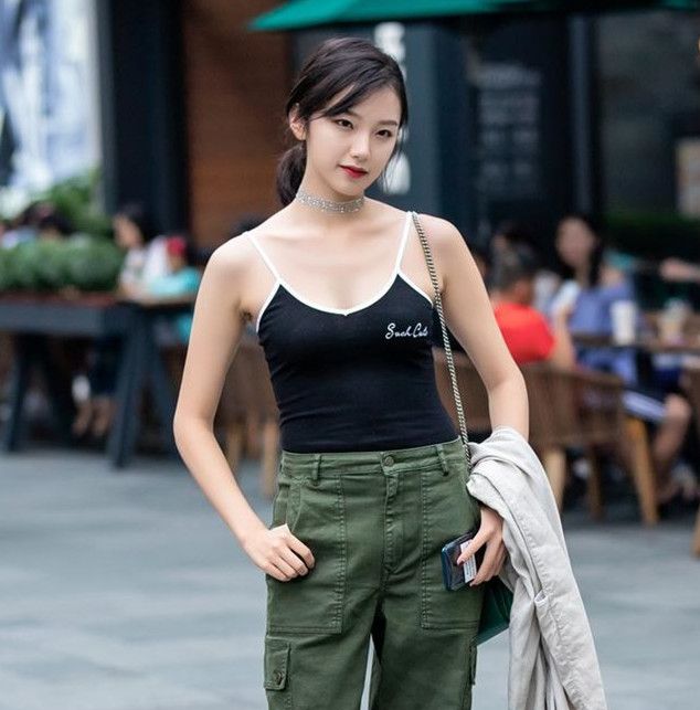 街拍吊带背心小姐姐肌肤雪白身材健美充满活力