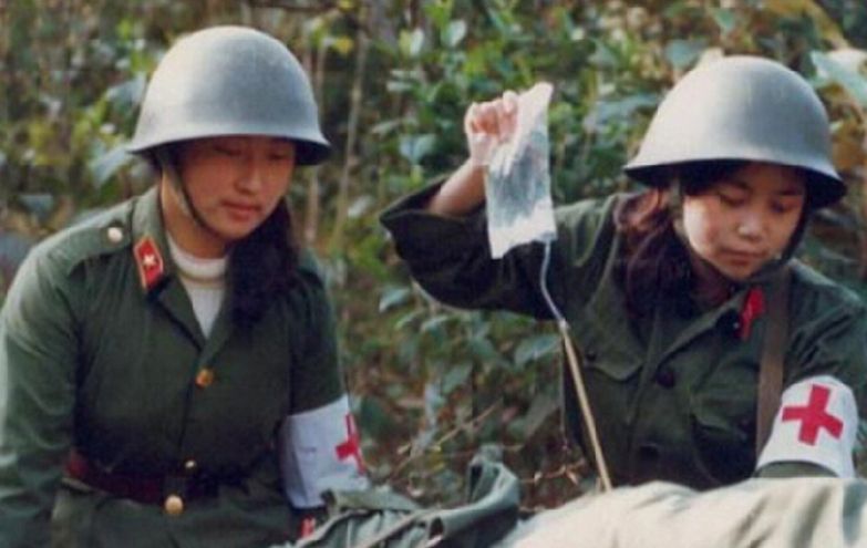 中越战争最美女兵照:图一女兵们在嬉戏,光着脚丫好不快乐!