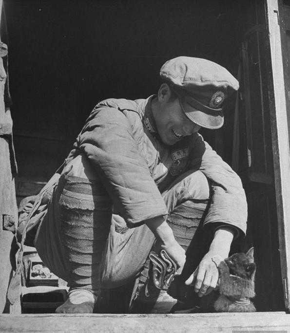 美国记者拍的淮海战役国军照片:士兵看军官吃肉,图7女兵蹲地抽