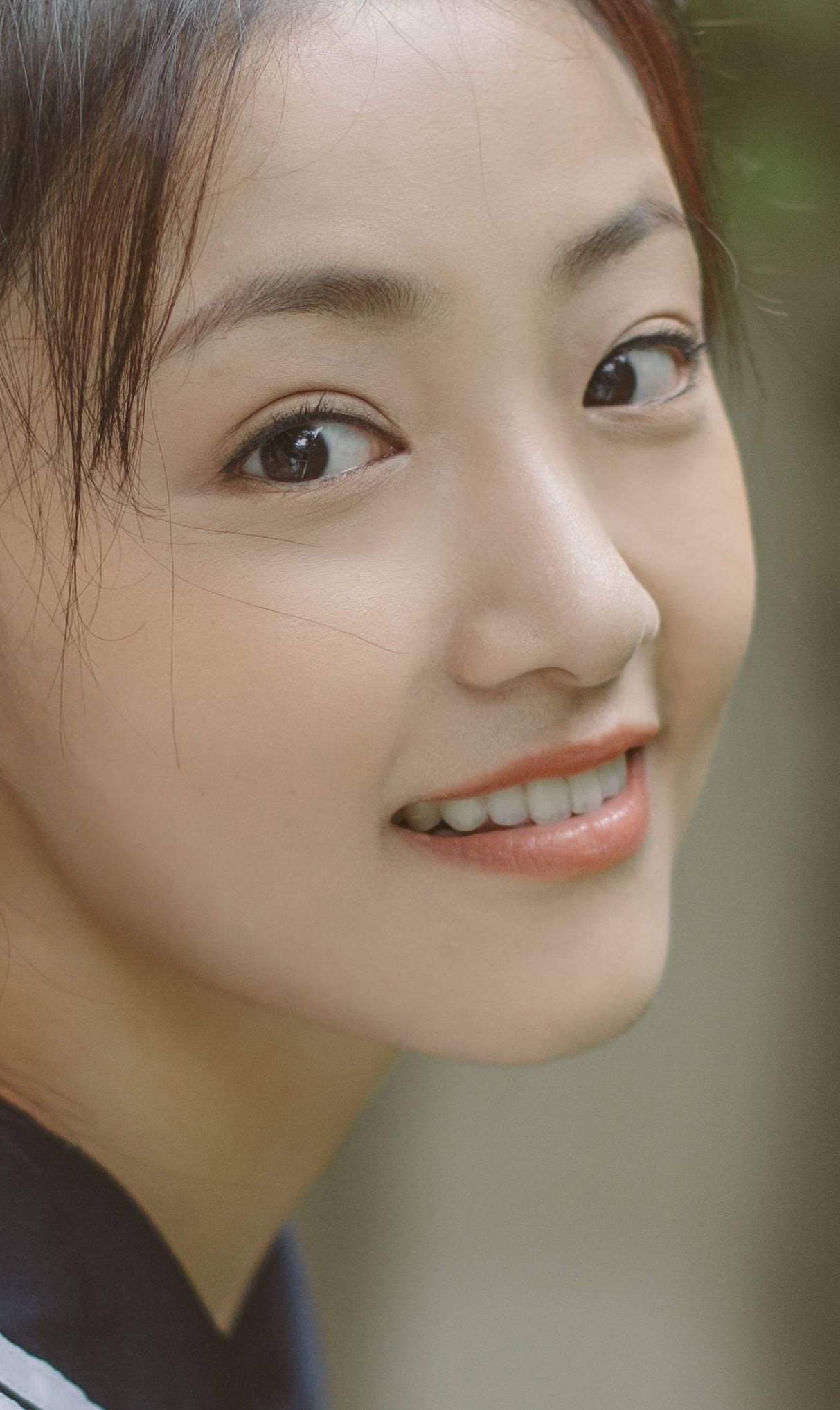 吴佳怡精美壁纸:甜美青春校园风,像极了初恋_高清图集_新浪网