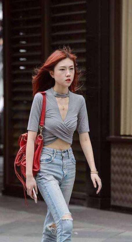街拍:青春美少女穿衣也太胆大,白色低胸连衣裙,身材火辣又迷人