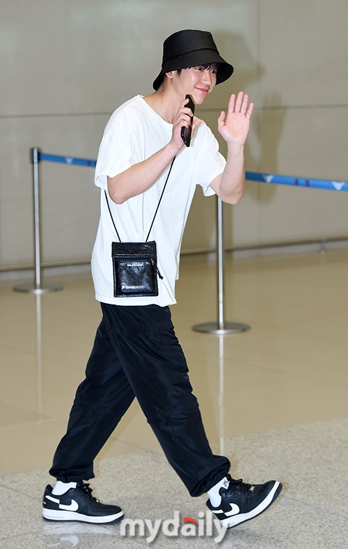 韩国艺人丁海寅结束国外行程飞回仁川机场