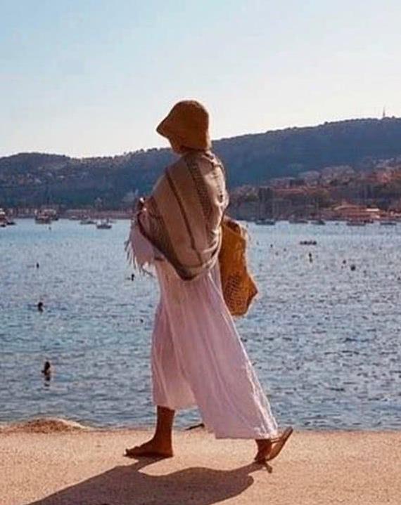 离婚后变化最大我只服宋慧乔,这旅游照上的"单身腰",让我崩溃