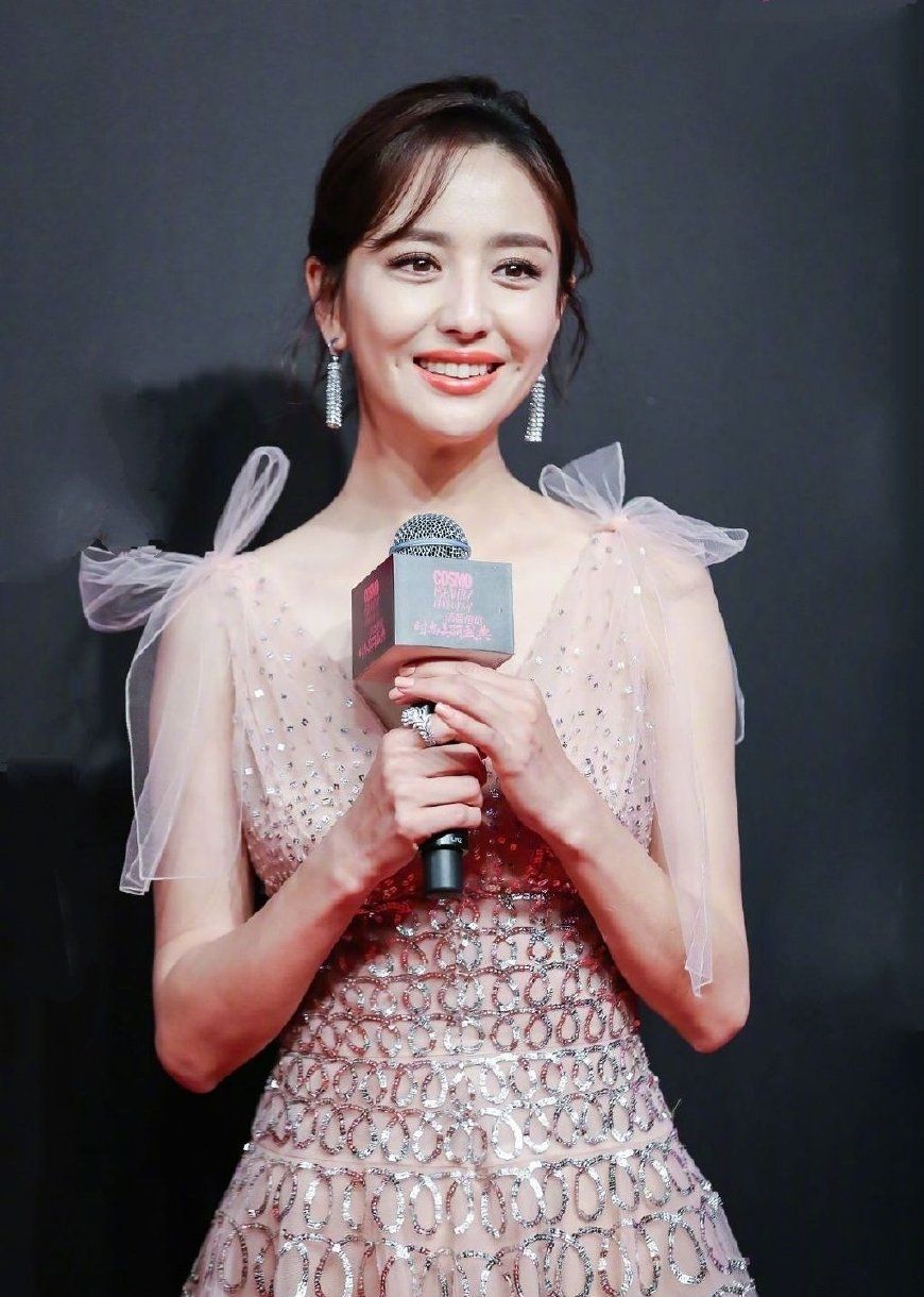 拥有梨涡的女星不多,佟丽娅便是其中一个,深深地梨涡搭配精致到可爱