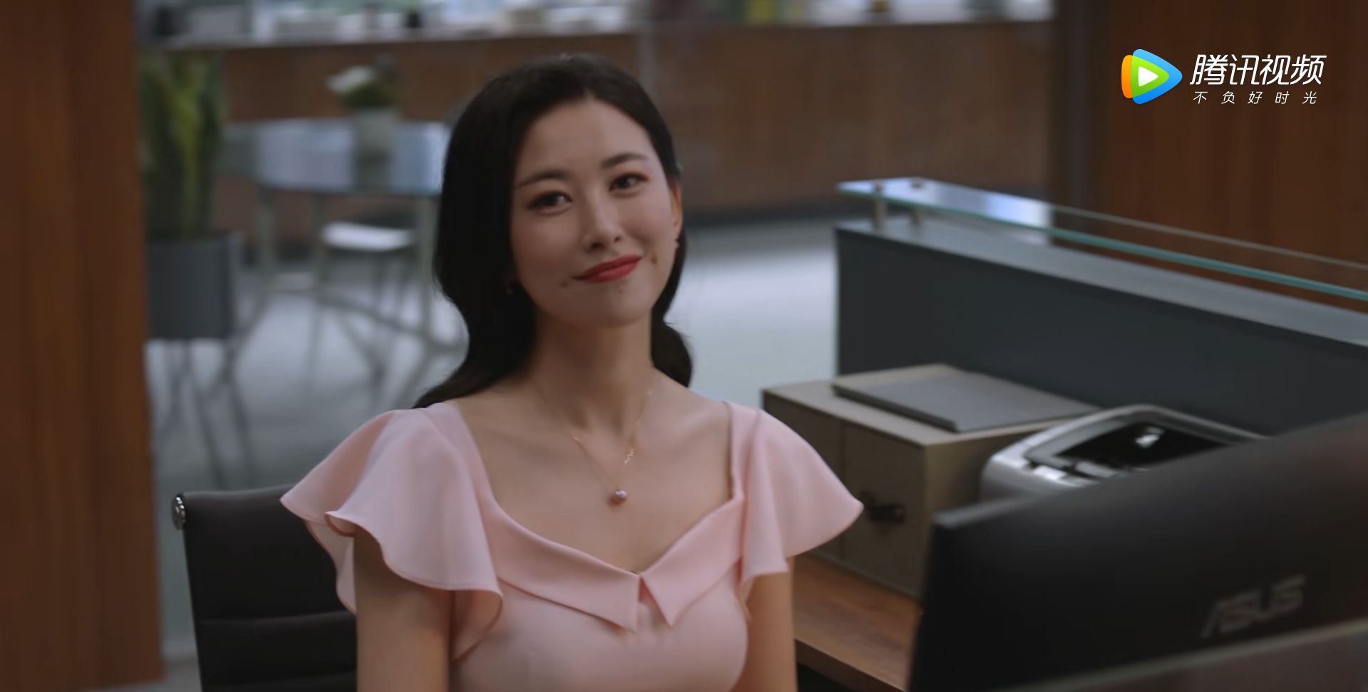 《精英律师》栗娜真的是变装达人,朱珠这是带服装进组啊