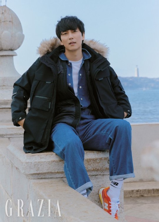 韩国艺人金南佶葡萄牙里斯本拍冬装写真