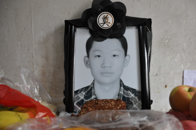 16岁少年救掉落冰窟老人牺牲,母亲怀抱儿子遗像悲痛欲绝|任伟|李林|冰