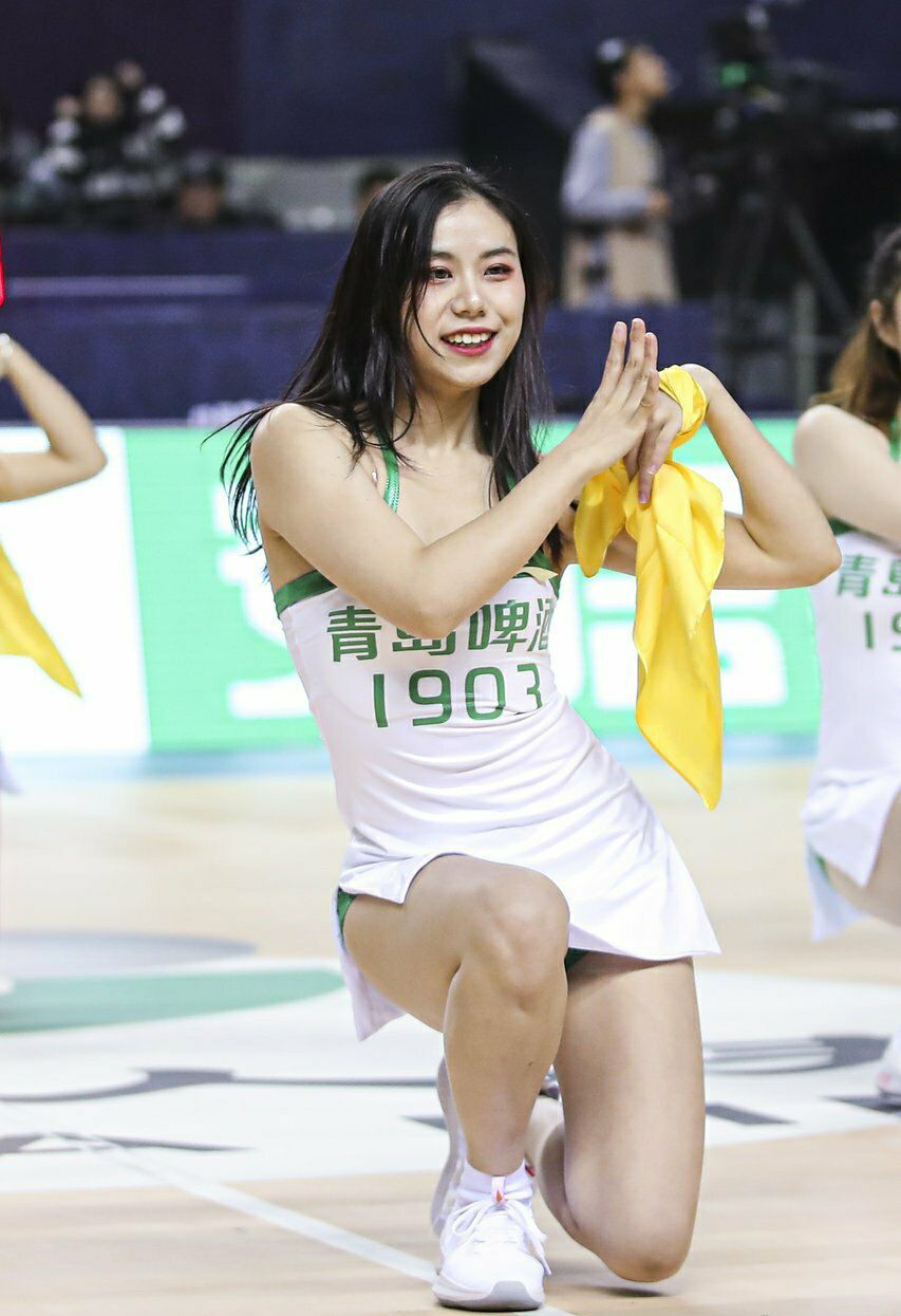 cba拉拉队美女如一朵菊花一缕柔情让波兰中锋砥砺前行