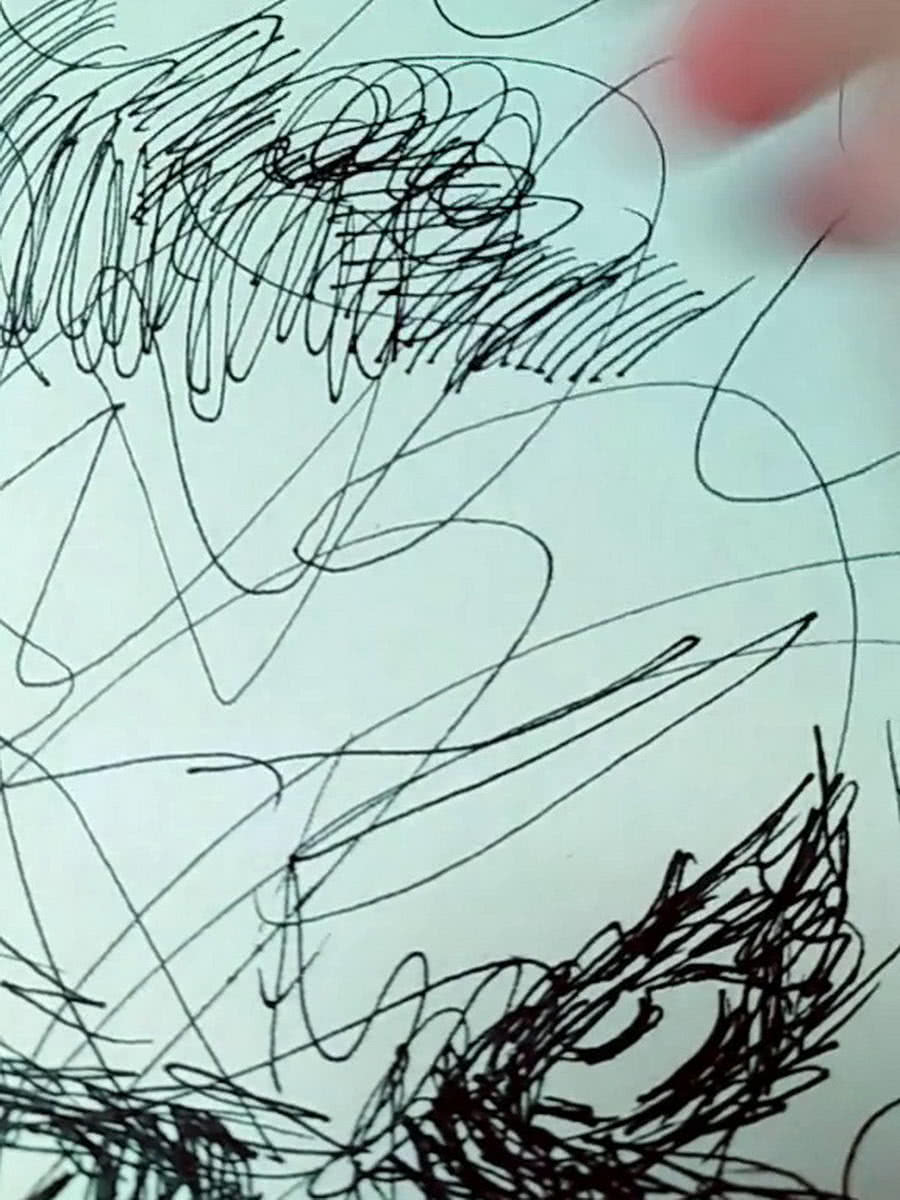 最近乱线画画在网络上真的超级火,看起来就仿佛是在画纸上随便画线条