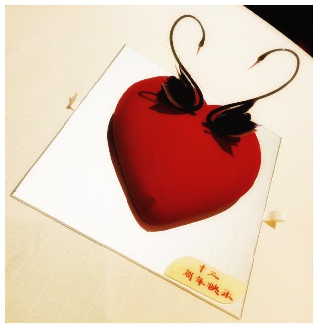 章子怡嫂子晒照庆结婚13周年,与老公手握手切蛋糕好恩爱