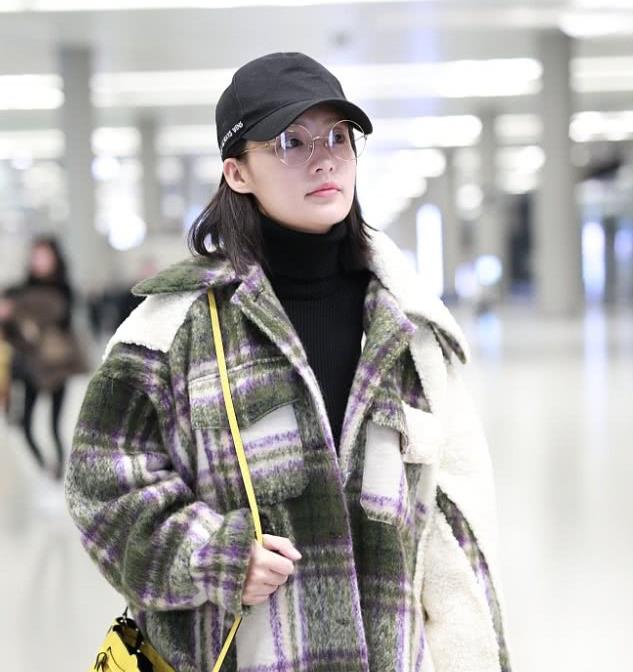 李沁街拍:格纹毛呢衬衣内搭高领衫