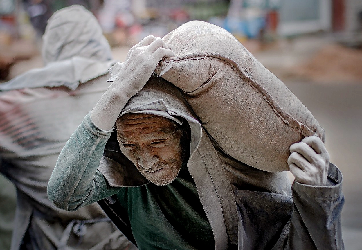 秀苦力的网红们装什么卖苦力的装卸工用生命装点劳动者本色
