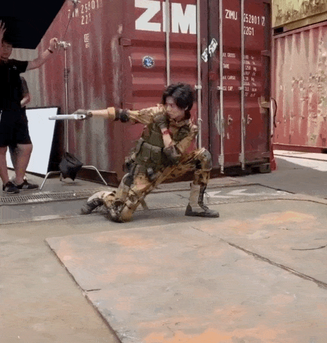 鹿晗新剧《穿越火线》路透照曝光!穿迷彩服变硬汉,射击姿势标准