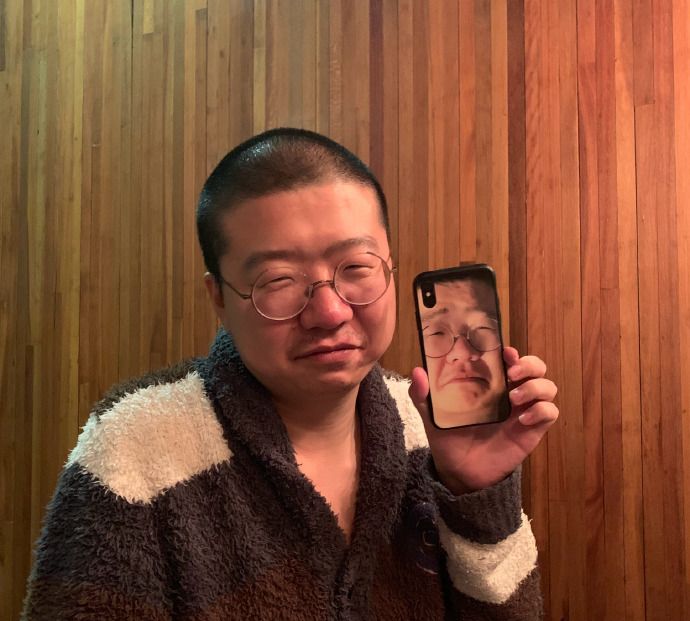 李诞女朋友黑尾酱发微博,用李诞照片做的手机壳惹人注目!