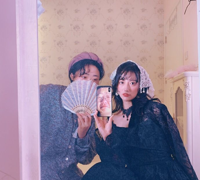 李诞女朋友黑尾酱发微博,用李诞照片做的手机壳惹人注目!