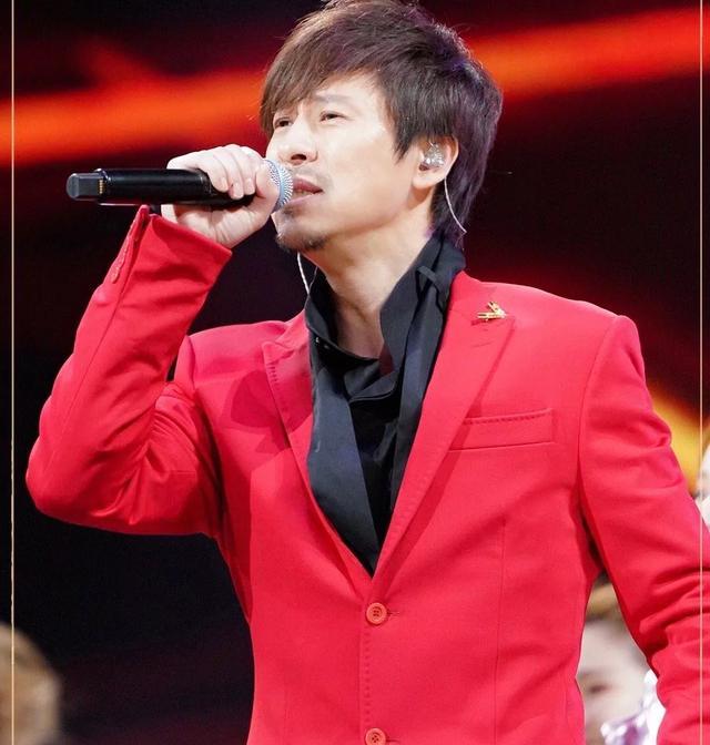 52岁解晓东亮相春晚再唱金曲,花美男保养得当转型成为商业大佬