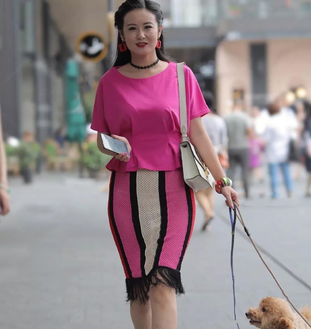 路人街拍:少女系穿搭的时尚辣妈,年轻活力毫无违和感!