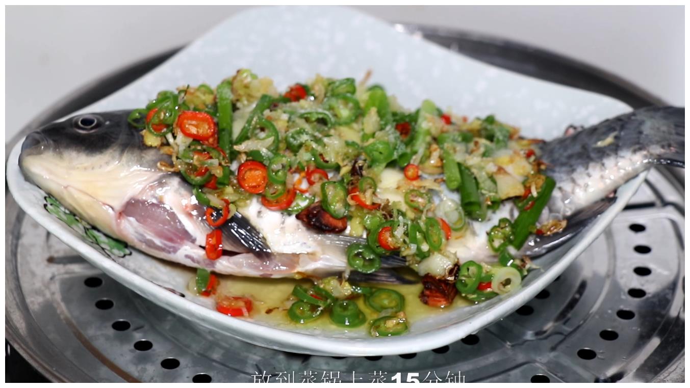 餐桌上美食-川菜清蒸鯽魚做法,清香,鮮嫩開胃下飯,色香味俱全