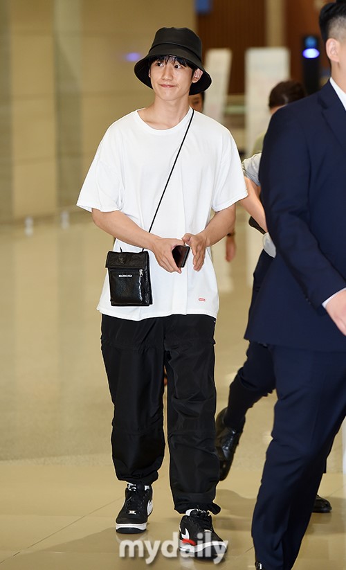 韩国艺人丁海寅结束国外行程飞回仁川机场