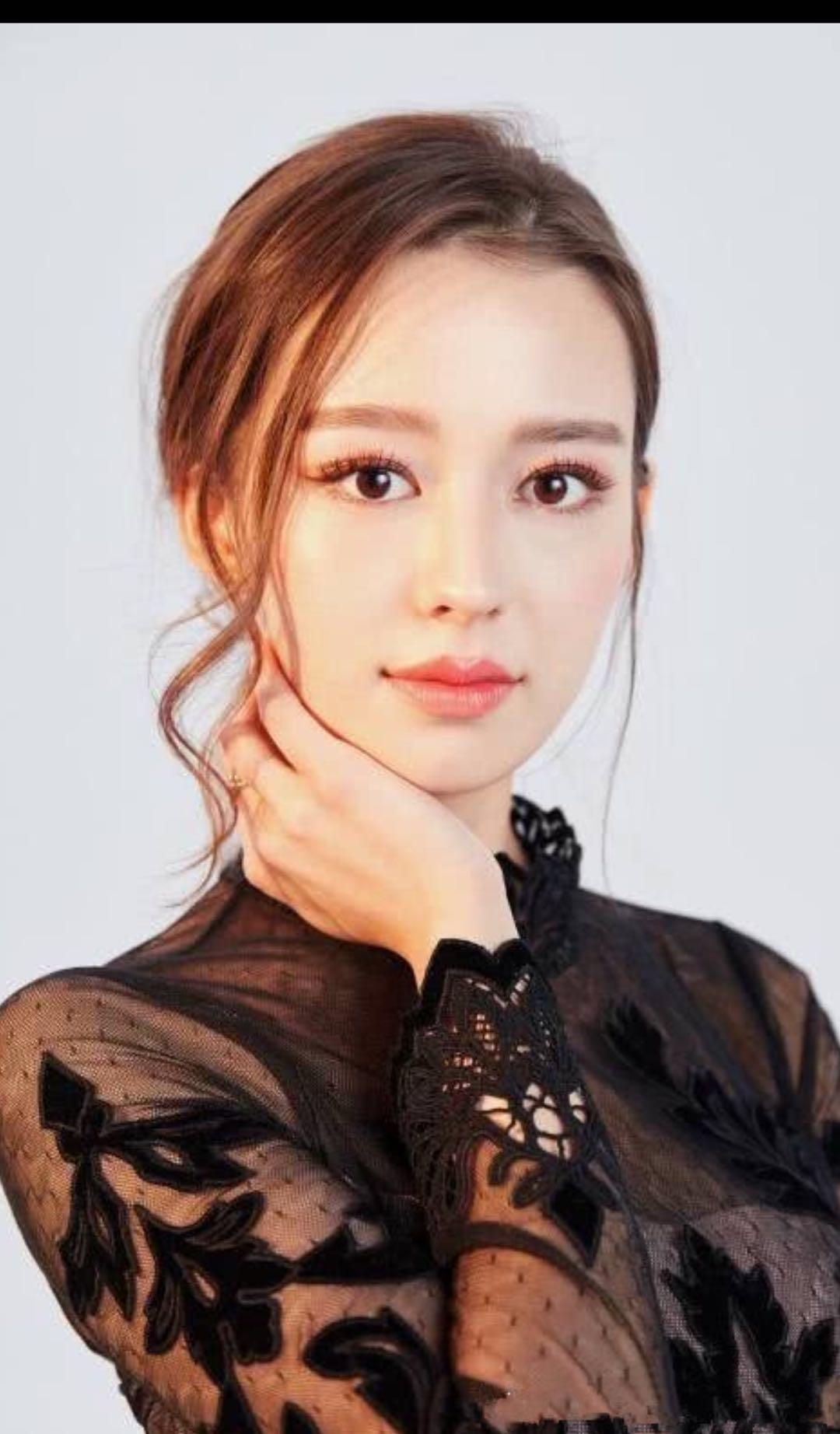 高眉大眼,是混血美女的标配,这样精巧的五官组合,绝对是标准的国际范