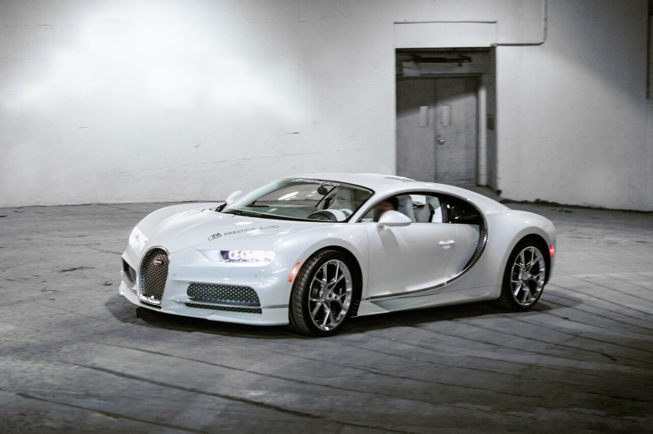 顶级超跑就是这样的张狂地库内车灯全部点亮的布加迪