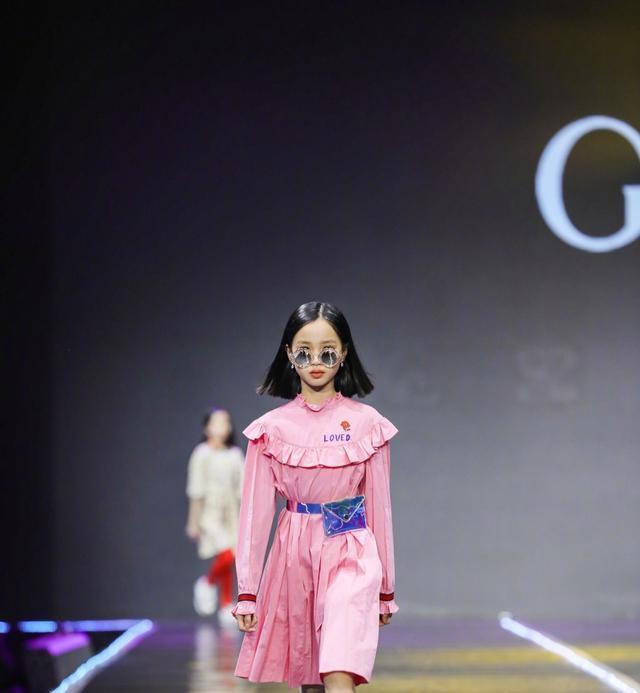 jaden这次走秀也驾驭了几套装扮,现场发挥也很不错,气定神闲,自信悠然