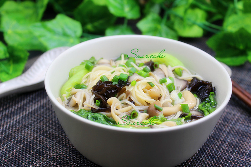 这碗面太鲜美了!汤里含有6种菌菇,汤鲜面滑营养全!|面条|菌菇|鲜美_新