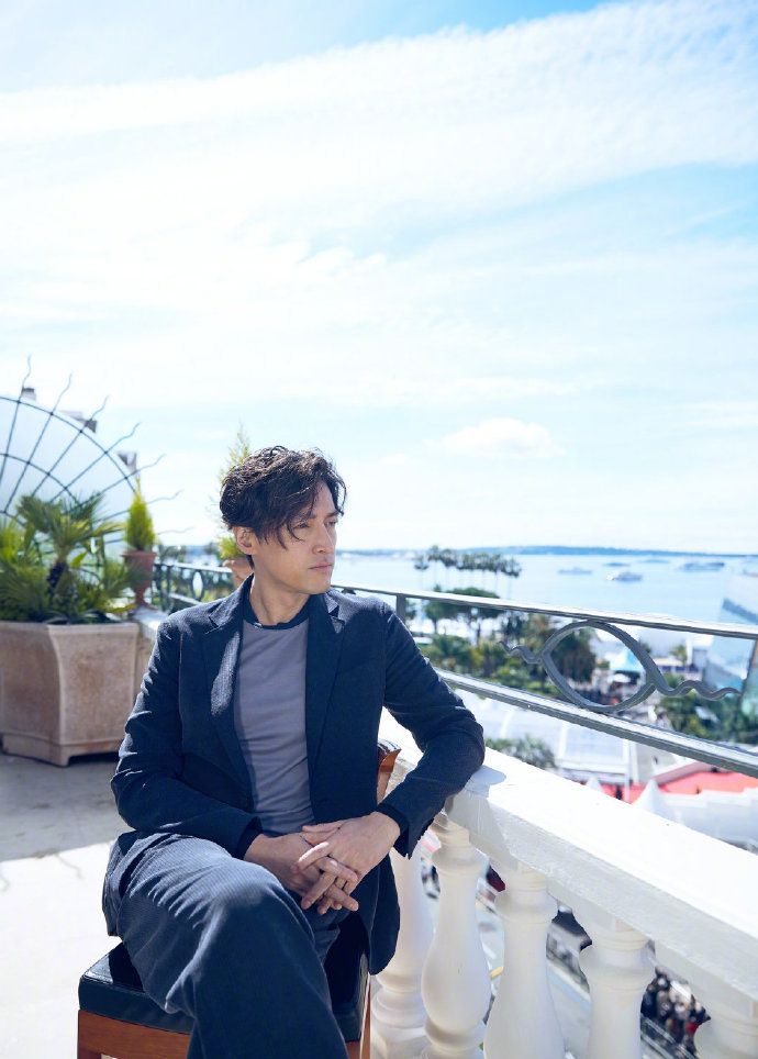 胡歌在戛纳接受新浪娱乐专访,休闲西装小卷毛,慵懒造型很法式