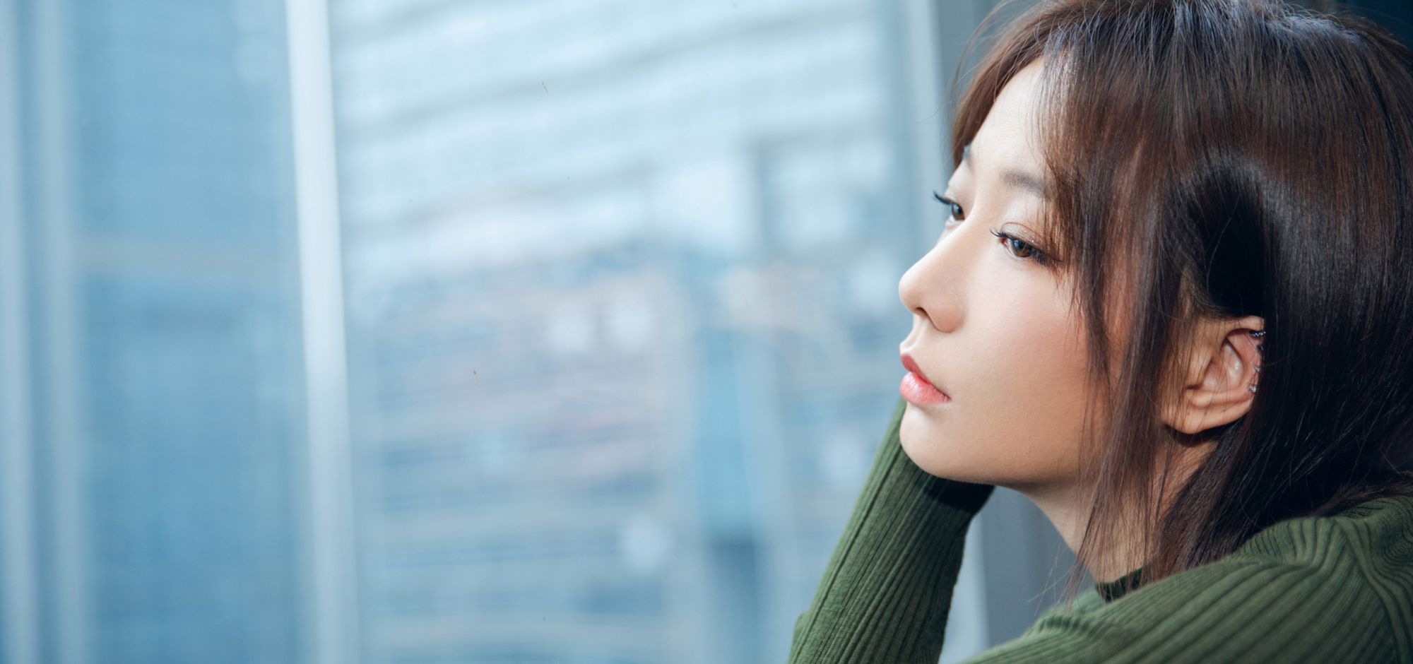 王珞丹宣传新电影,墨绿色毛衣搭配开衩中长裙,造型帅气又时尚