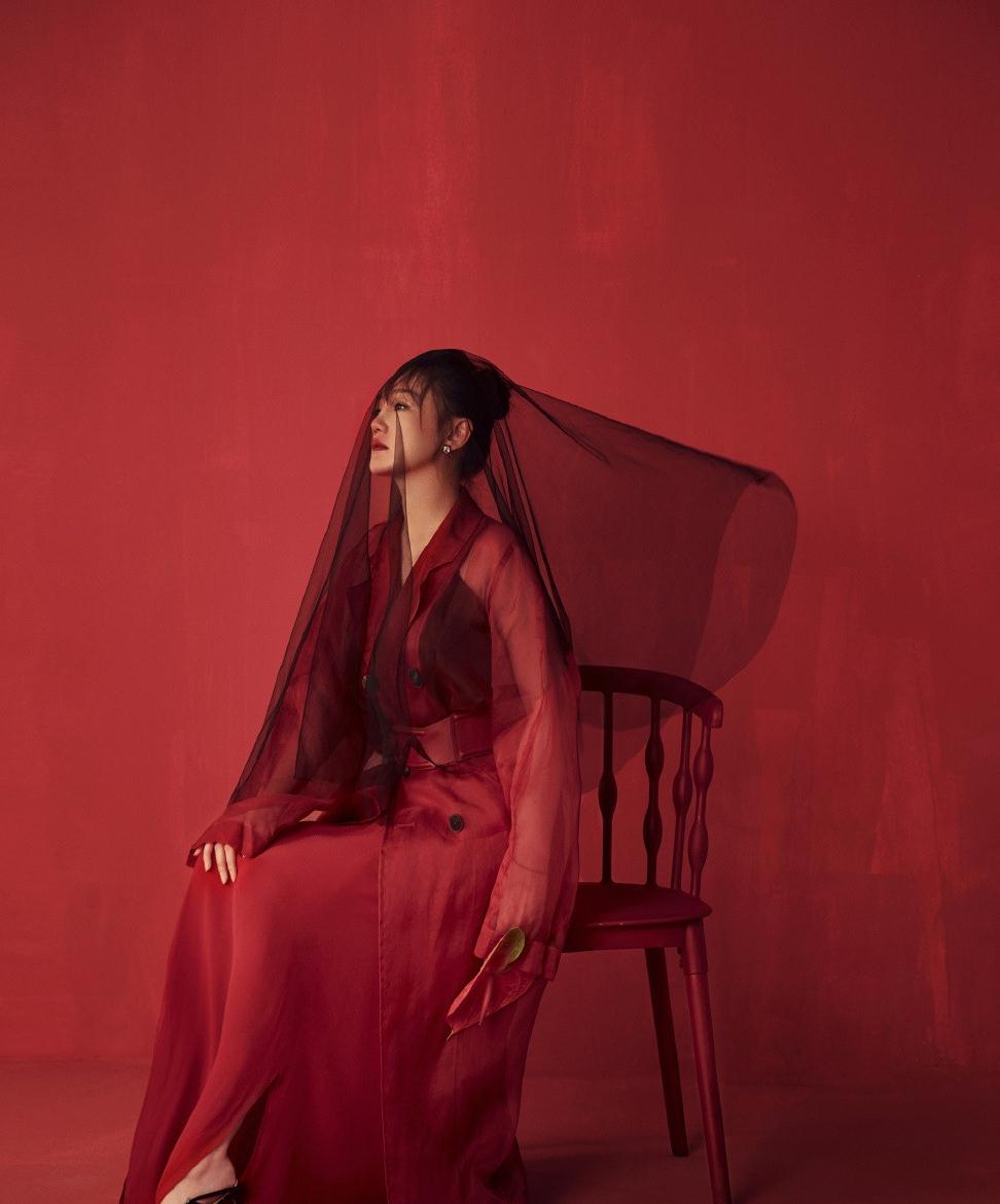 她跟胡歌分手最引人惋惜,今穿红色风衣戴黑纱,秀侧颜优雅又高级_高清