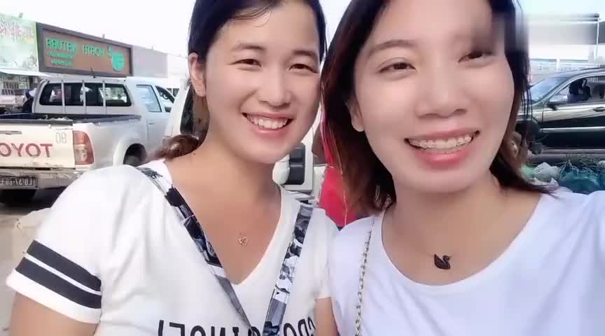 美女在非洲和网红大平姐第一次见面送去机场今天她回国