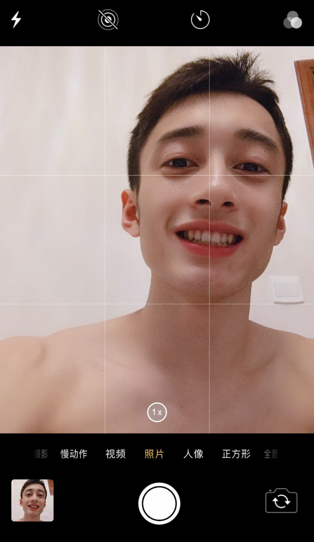 练俊杰在微博上发的自拍照