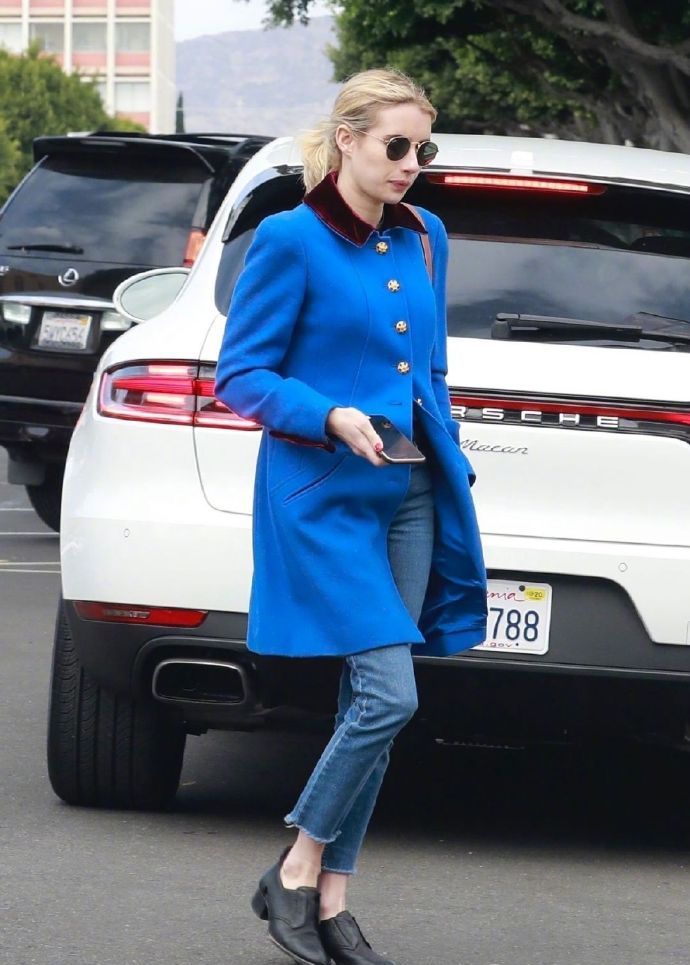 艾玛·罗伯茨,穿复古蓝色大衣,纤细的身材,看起来蛮优雅的