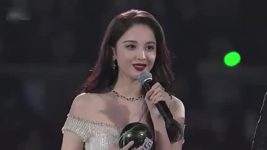 mama颁奖典礼古力娜扎美貌力压韩女星,讲英语却被吐槽有泰国味