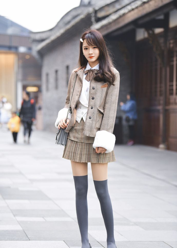 街拍:可爱的学院风小姐姐~小姐姐的衣服好让人怀念夏天的蝴蝶