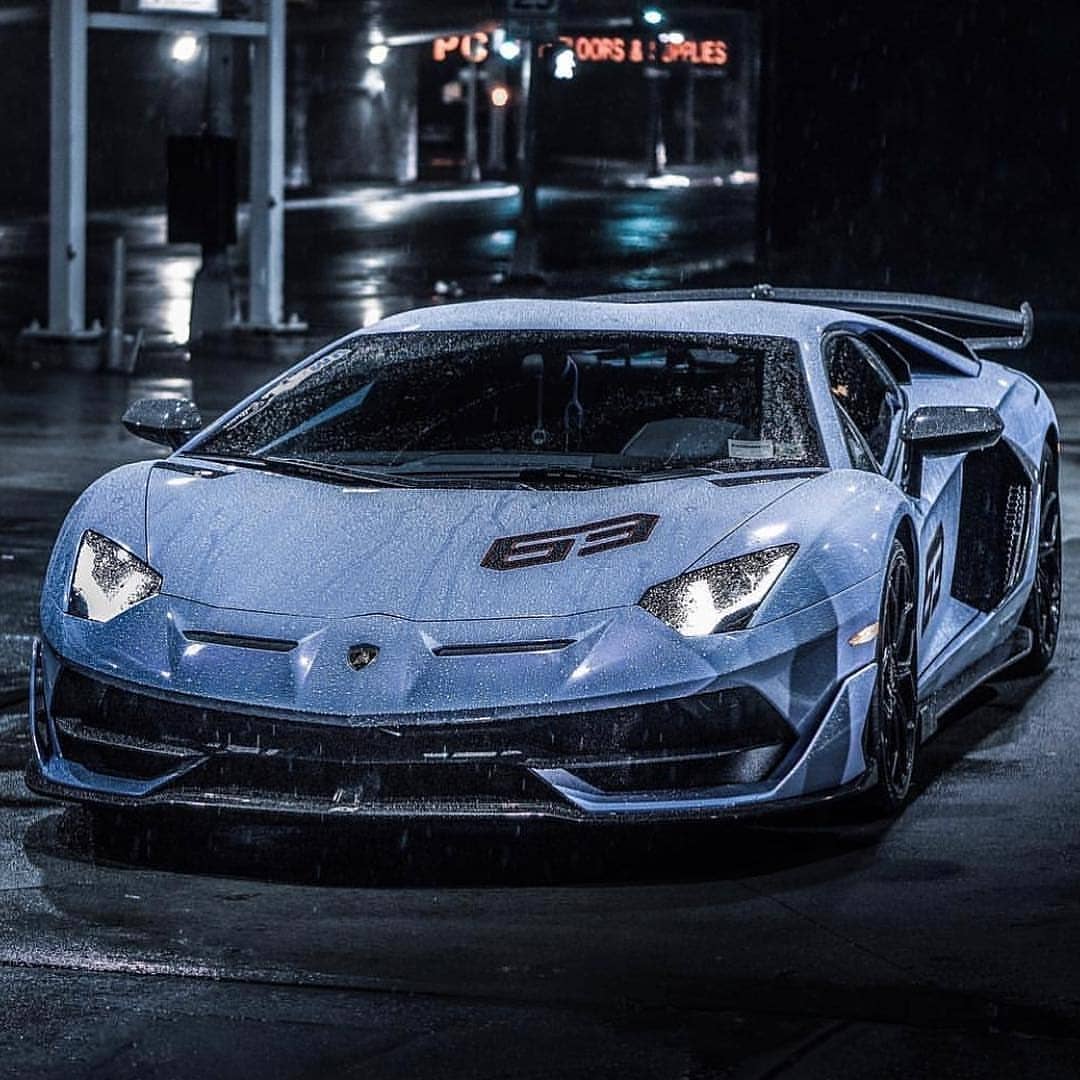 这辆配备"天空蓝"宽体套件的兰博基尼aventador svj!
