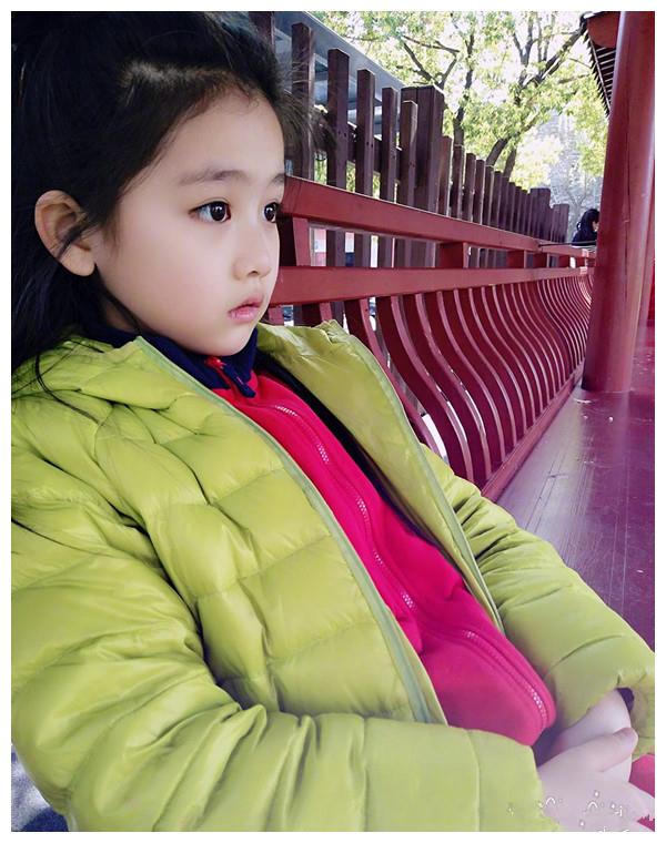 孙怡的女儿乐童当初乖巧可爱仅10岁却满满的女神范儿