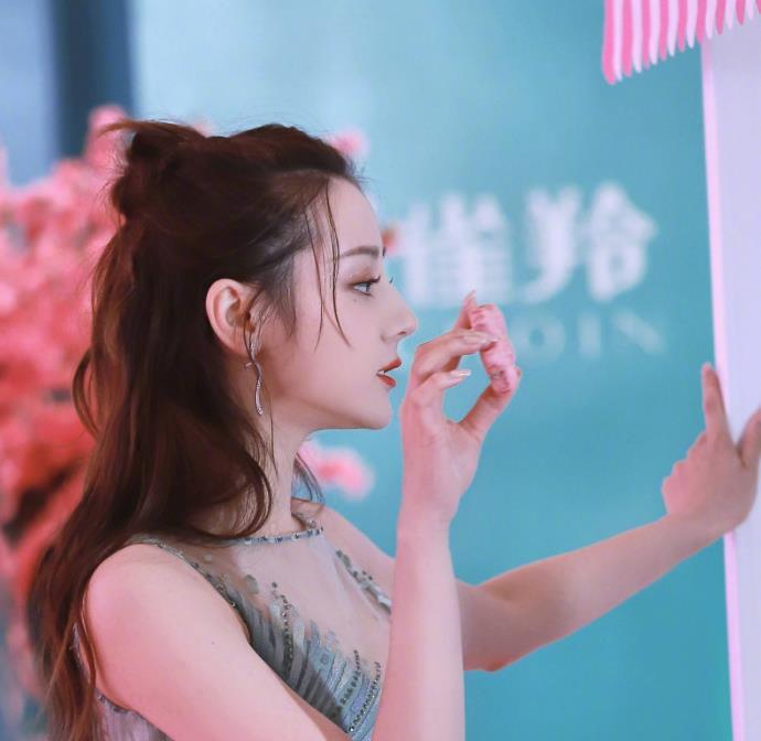 迪丽热巴美出新高度!一袭薄荷绿长裙性感迷人,半扎丸子头好清新