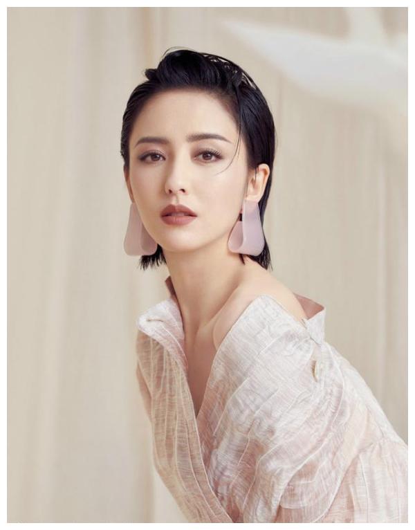 佟丽娅杂志大片 美飒有型彰显时尚态度