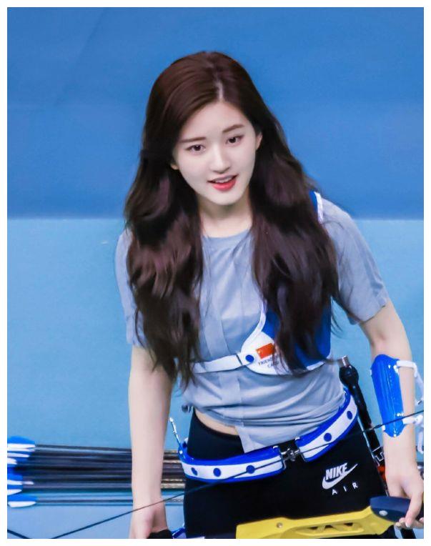 赵露思射箭比赛上回眸一笑网友这谁能顶得住呢