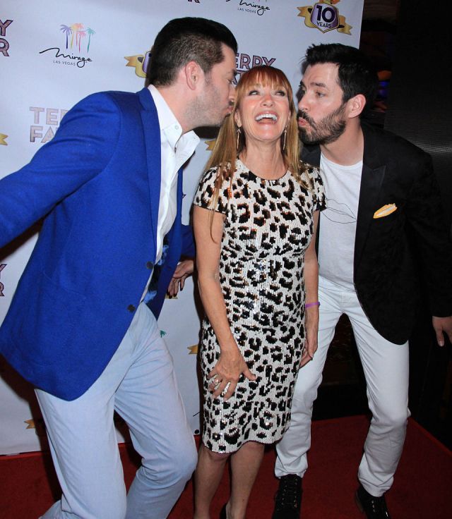 68岁"邦女郎"珍·西摩尔魅力不减,获两帅哥贴脸送吻灿笑成花