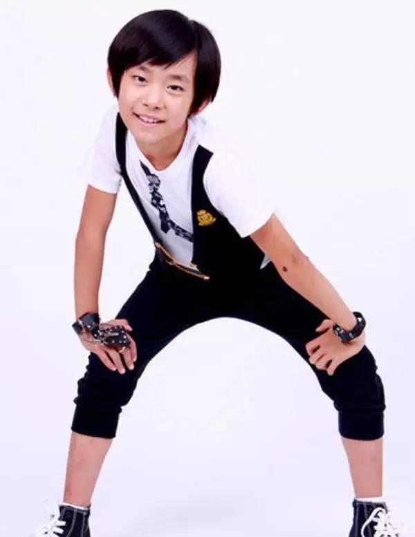 图中是易烊千玺不到一岁的照片,哈哈大笑露出4颗小门牙真是太激萌了.