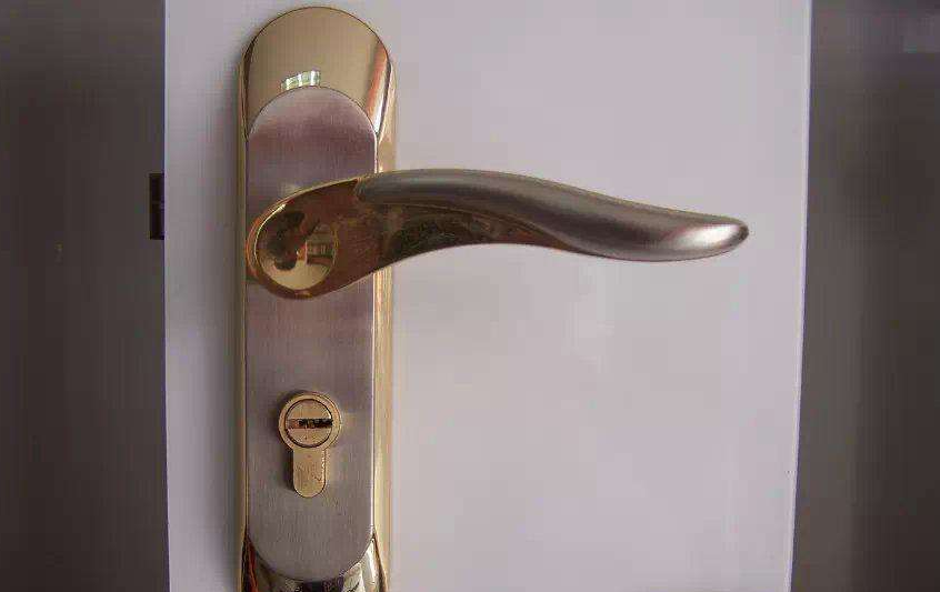 不同意装单元防盗门,九江一小区三户业主门锁被堵死