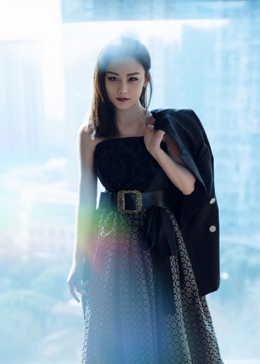 尚语贤上海站路演,刺绣长裙勾勒曼妙身姿,流苏耳饰点缀酷飒个性